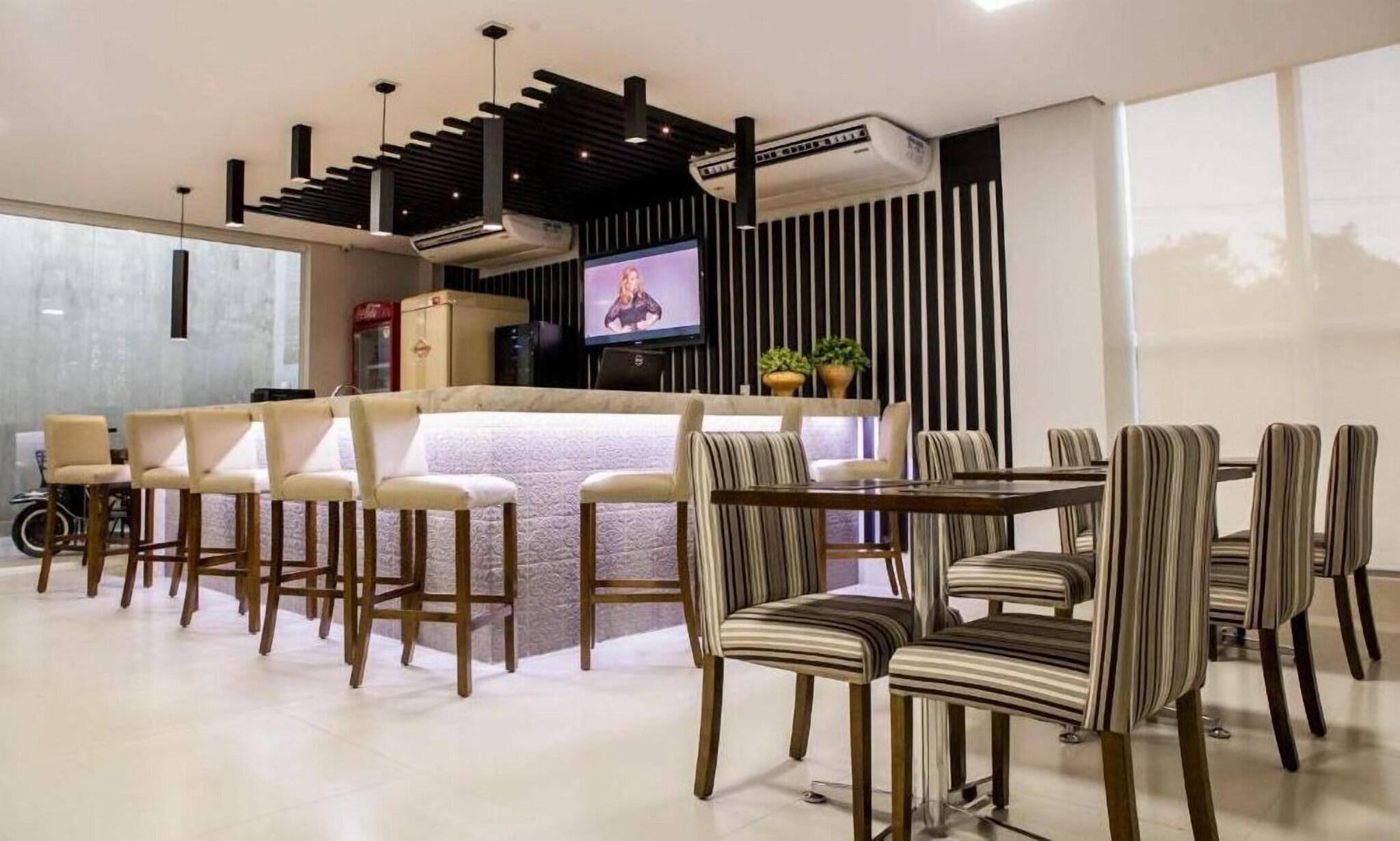 Bar/Salón AlphaPark Hotel