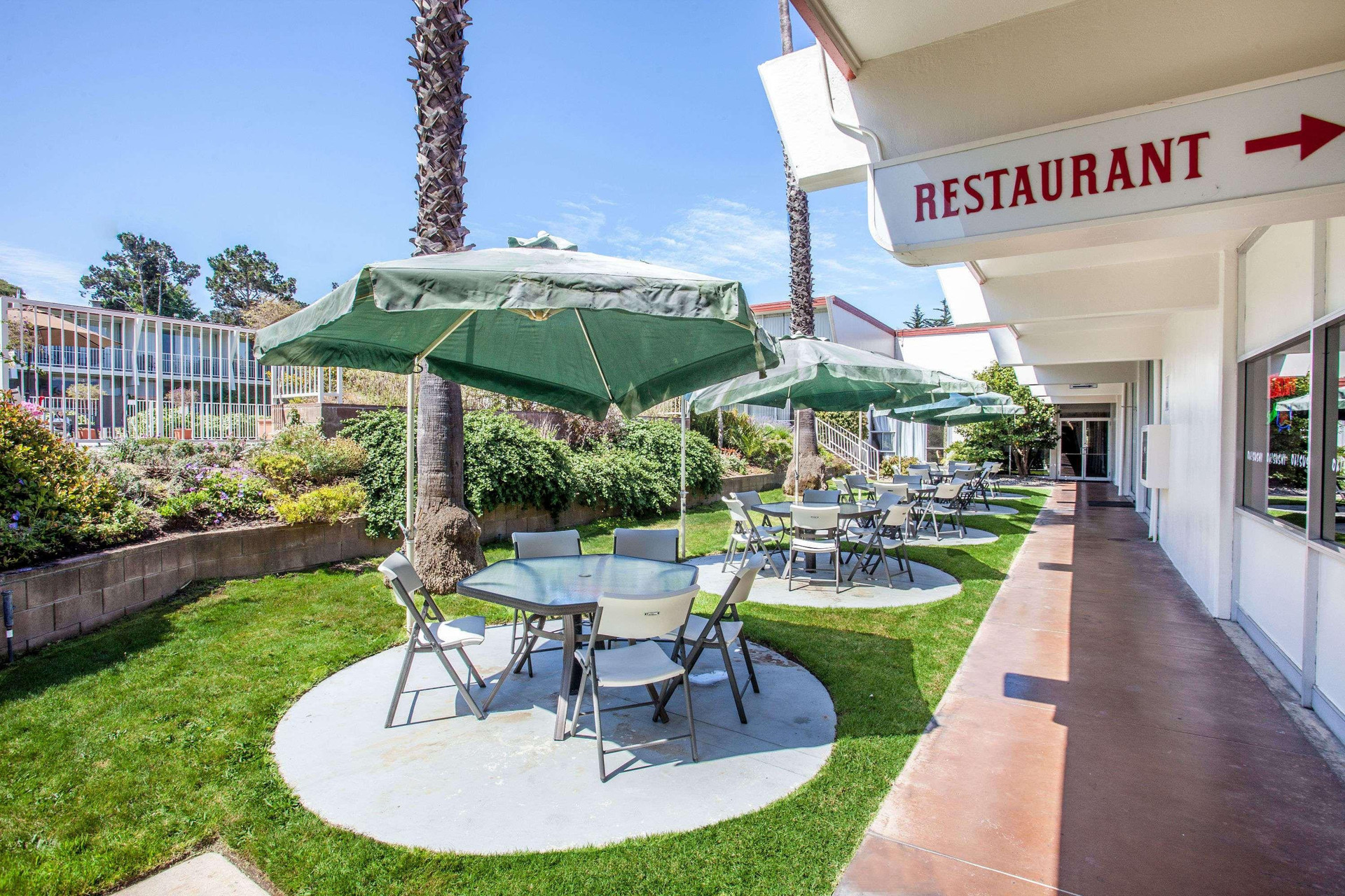Vista Exterior Travelodge by Wyndham Monterey Bay