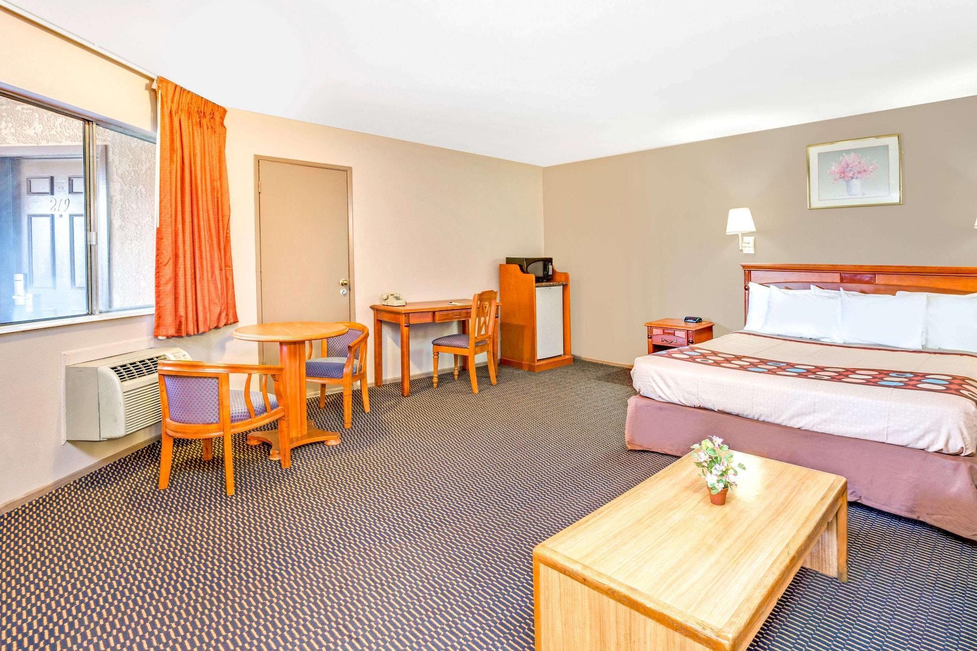 Habitación Super 8 by Wyndham Upland Ontario CA