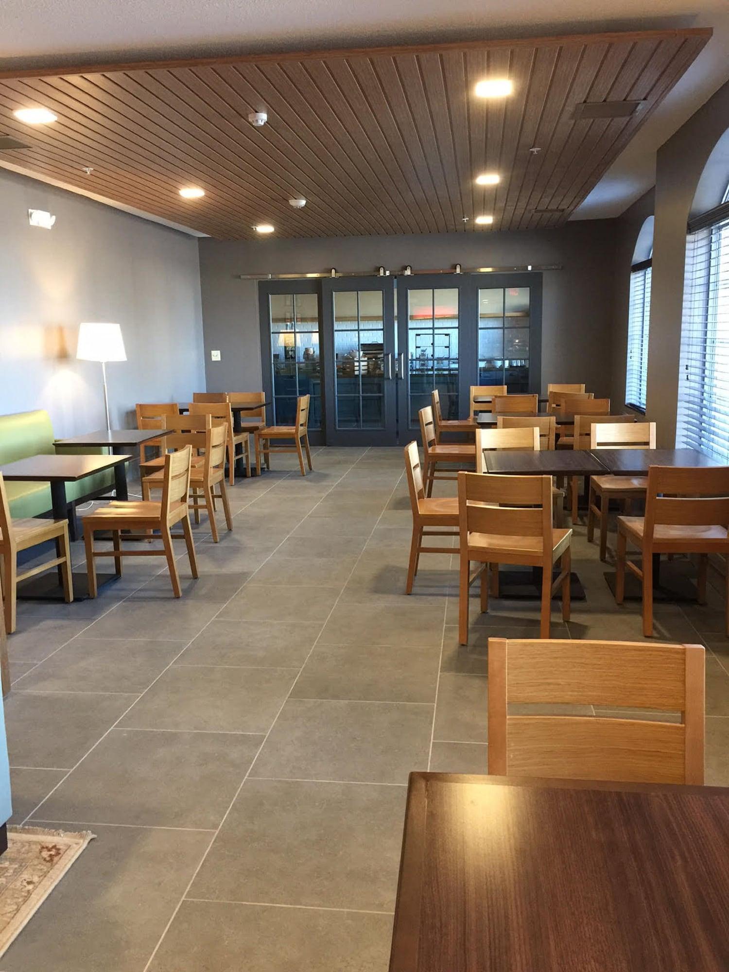 Restaurant Country Inn & Suites by Radisson, Novi, MI