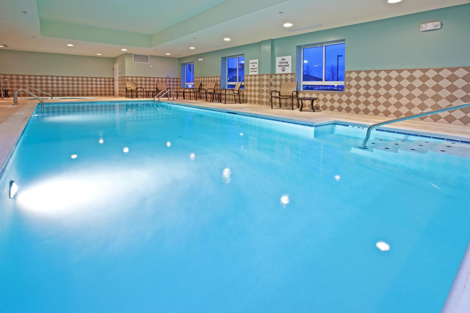 Vista Piscina Holiday Inn Express and Suites Richwood Cincinnati