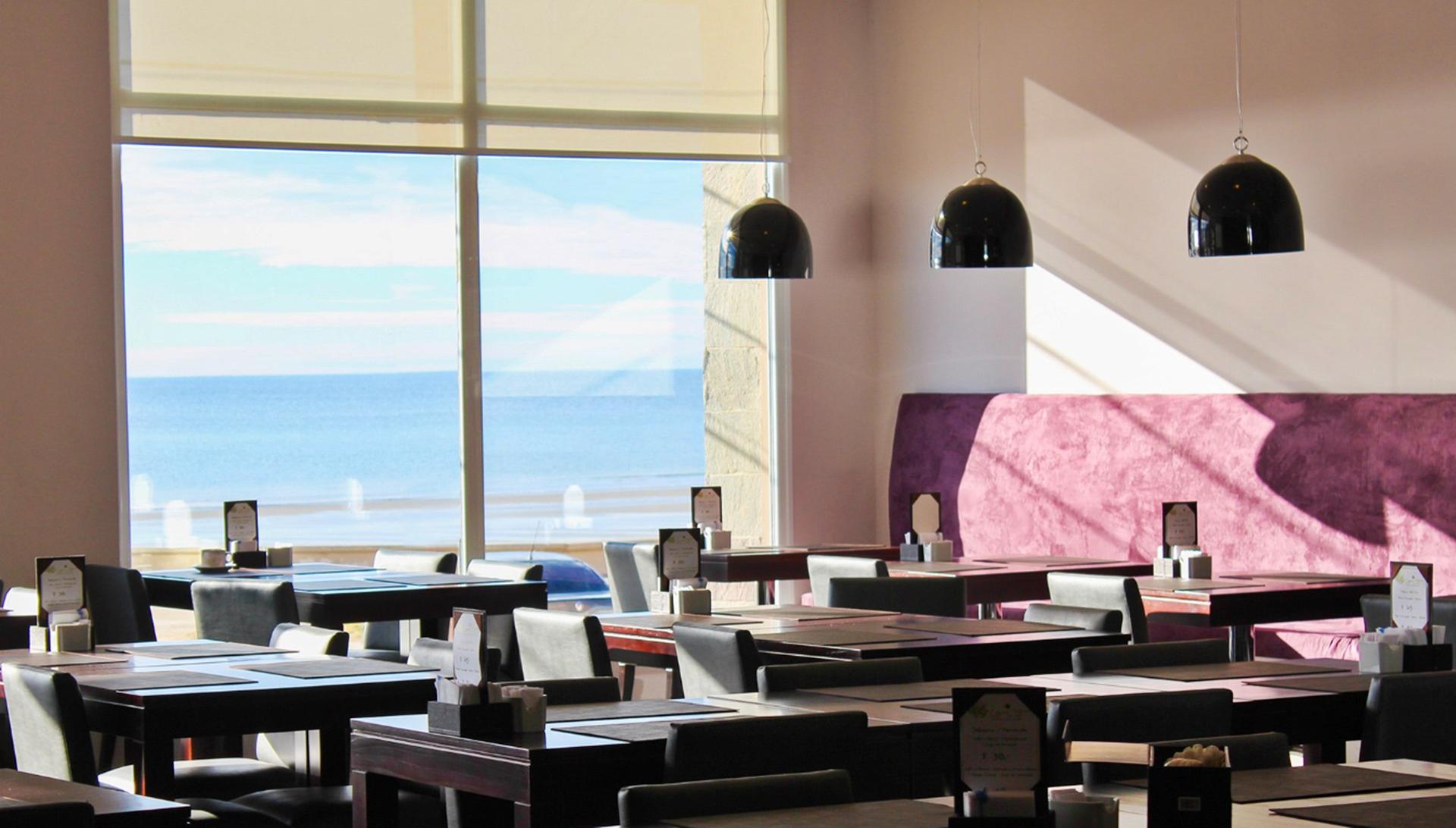 Restaurant Dazzler by Wyndham Puerto Madryn