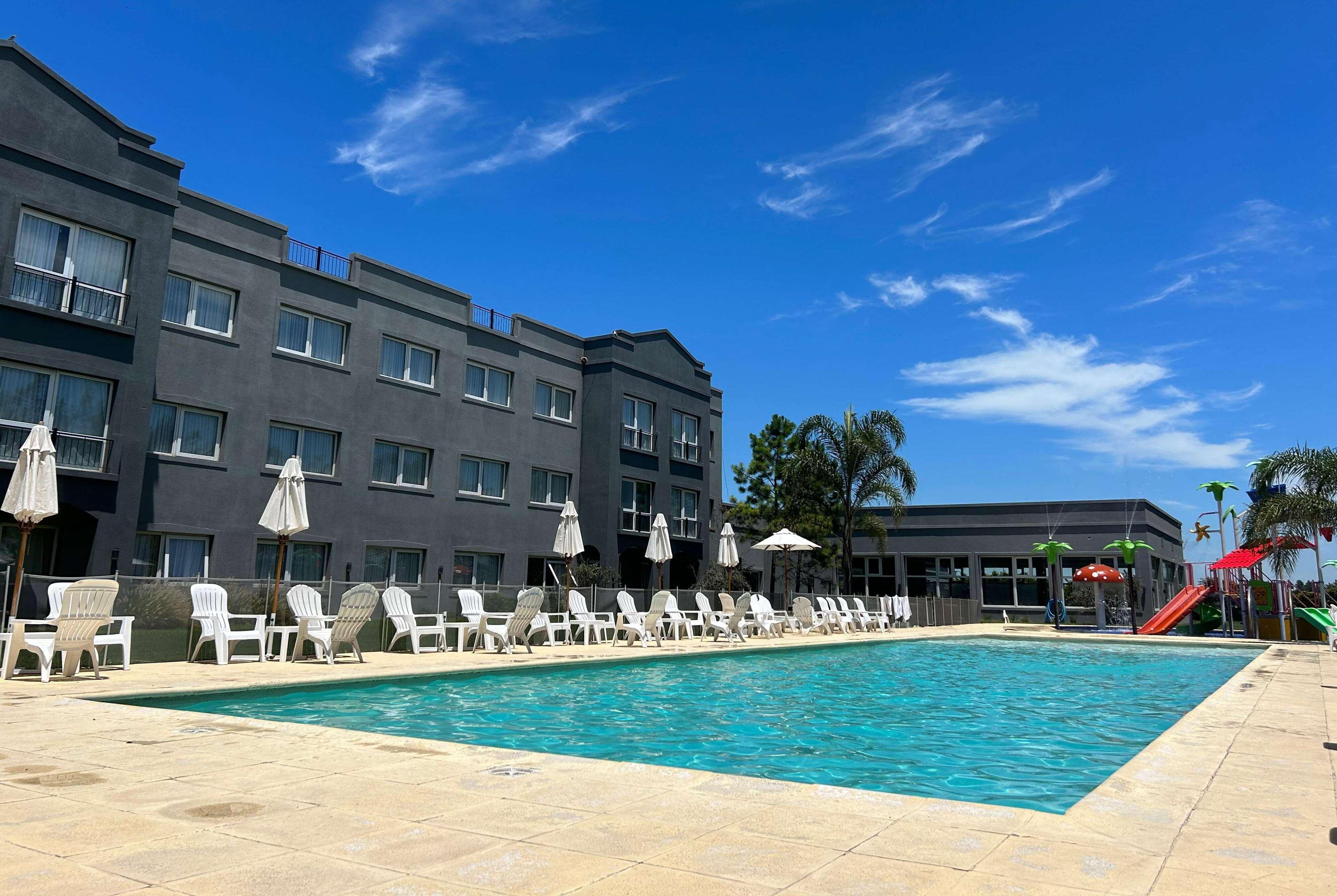 Vista Piscina Howard Johnson By Wyndham Funes