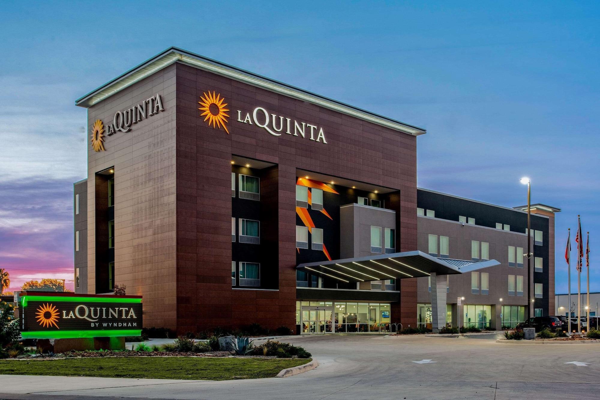 Vista Exterior La Quinta Inn & Suites by Wyndham San Antonio Alamo City