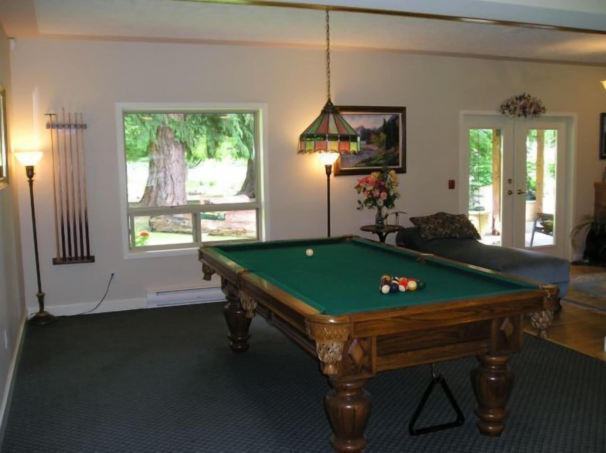 Instalaciones Recreativas Cedar Wood Lodge B&B