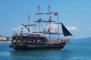 Actividad - Excursión en barco pirata a la isla de Anhatomirin (5 horas)