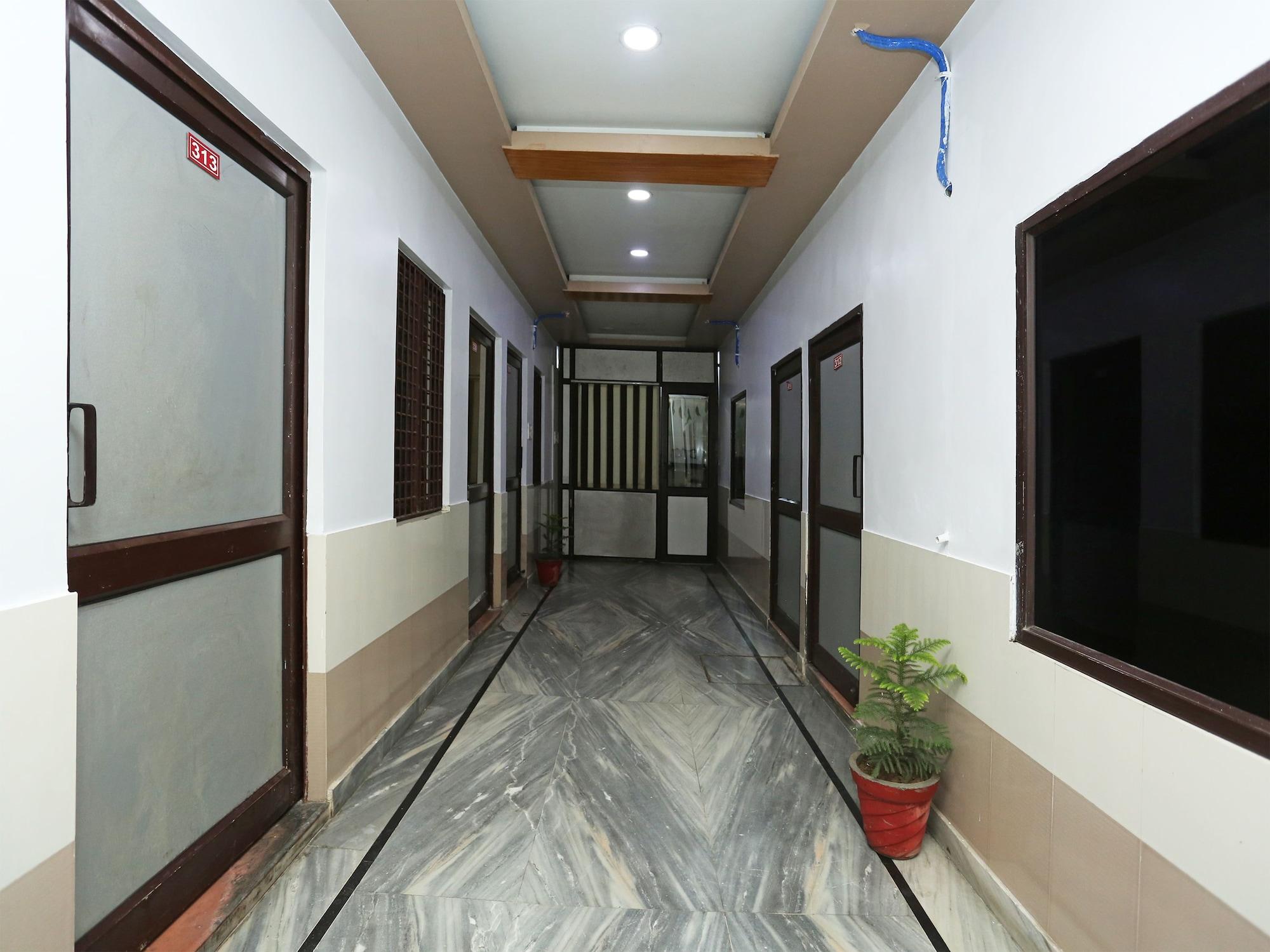 Varios OYO 16116 Ashoka