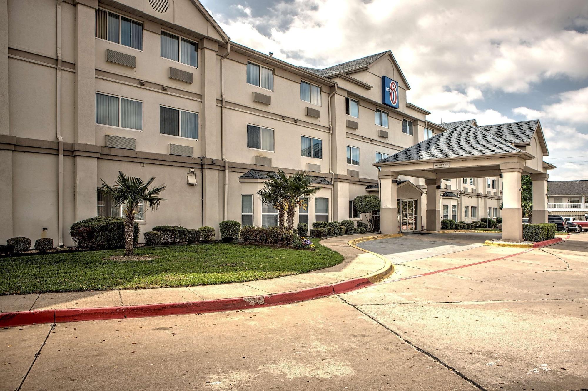 Vista Exterior Motel 6 Dallas, TX - Northwest