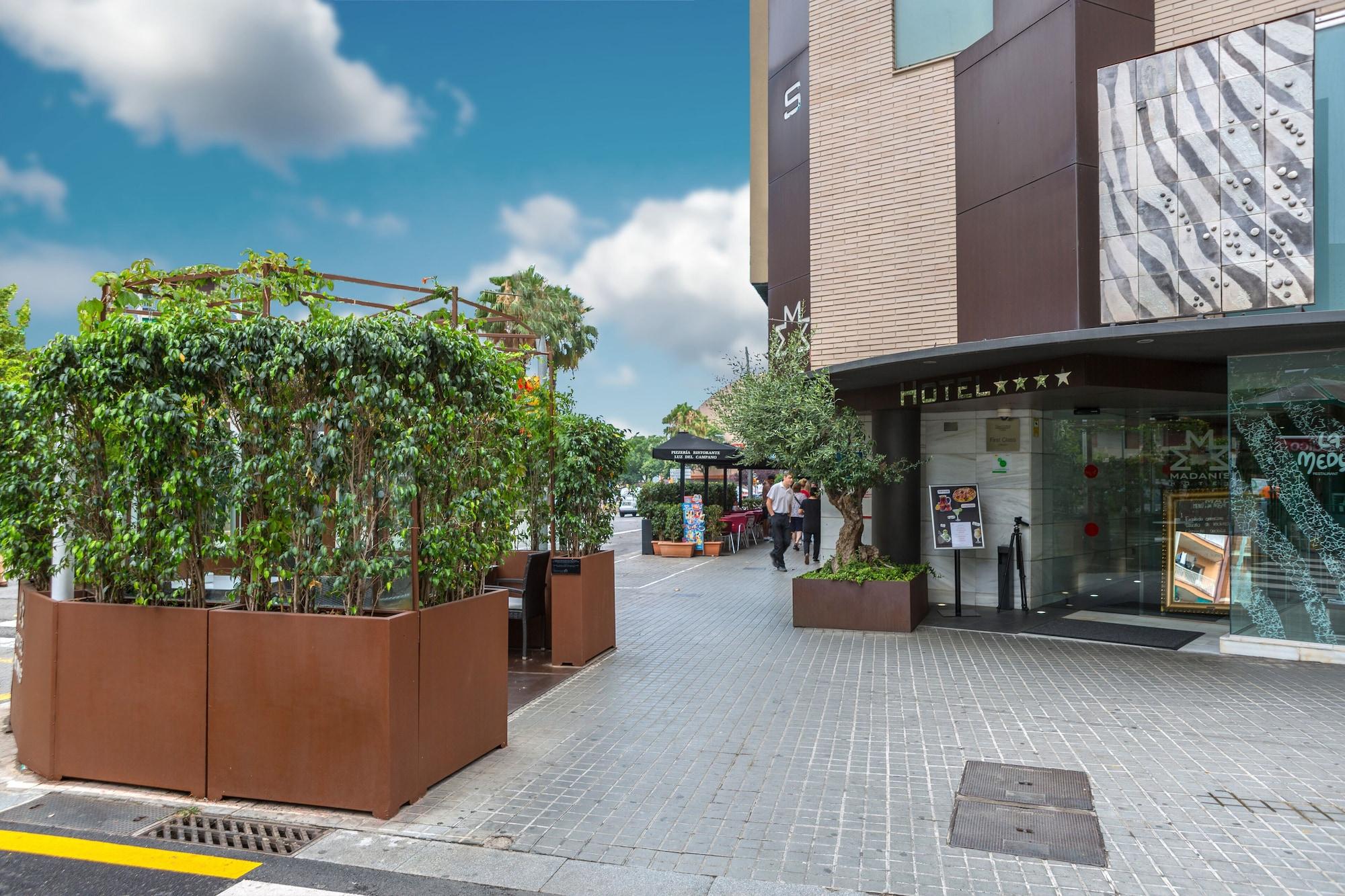 Vista Exterior Hotel Madanis