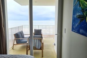 Alquiler Vacacional - Jaco Beachfront Oasis 2-bedroom condo on Jaco Beach with AC, fitness room, WiFi