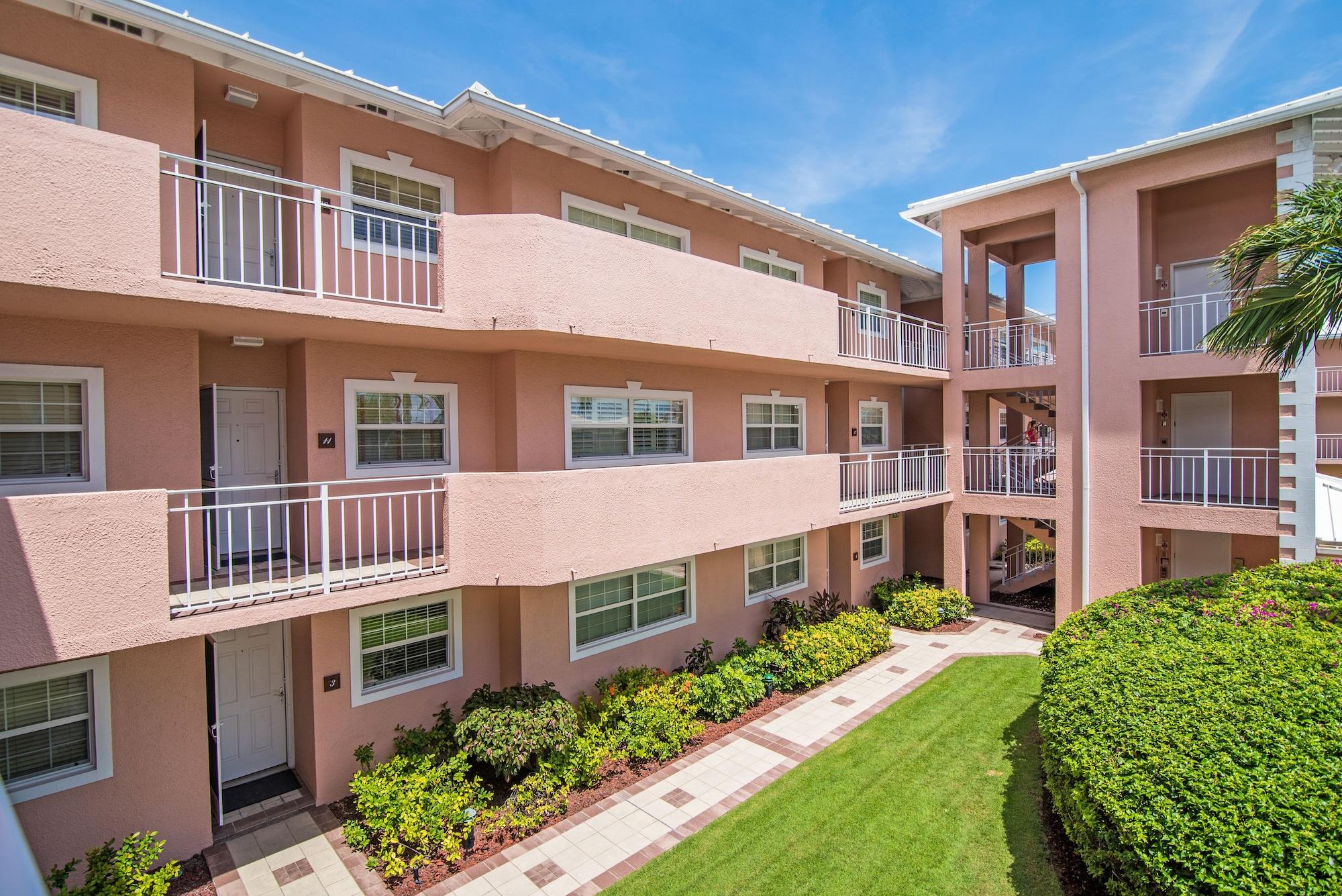 Vista Exterior The Colonial Club, Oceanfront Condos