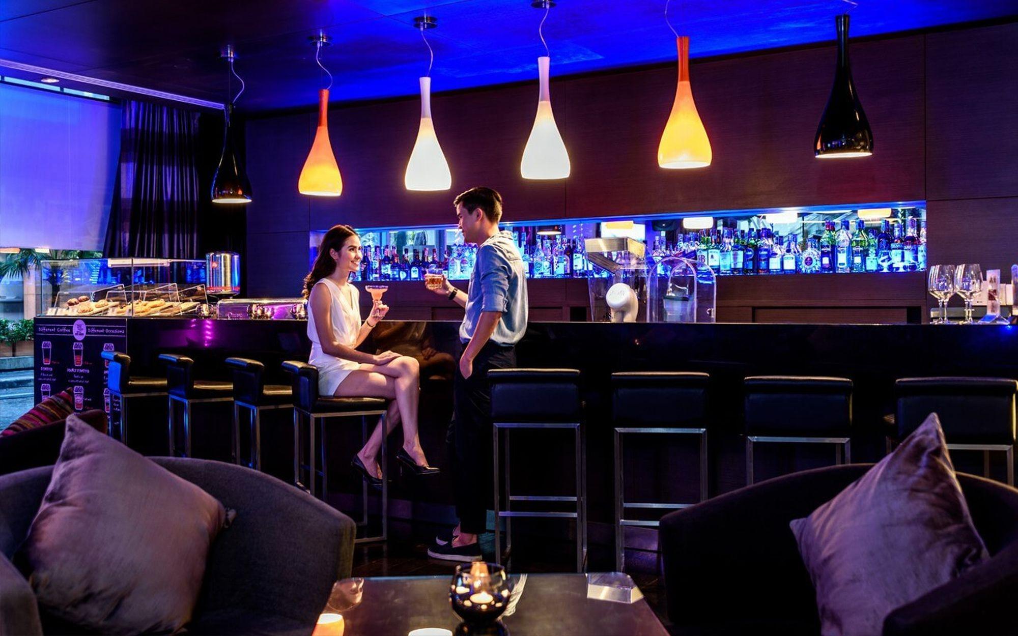 Bar/Salón Four Points by Sheraton Bangkok Ploenchit