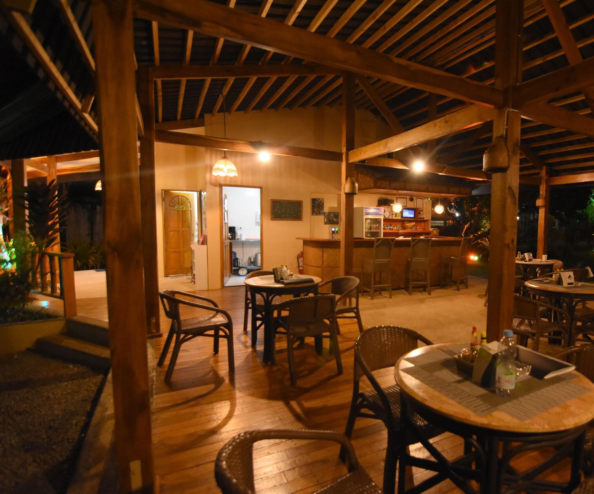 Vista Lobby Alona 42 Resort