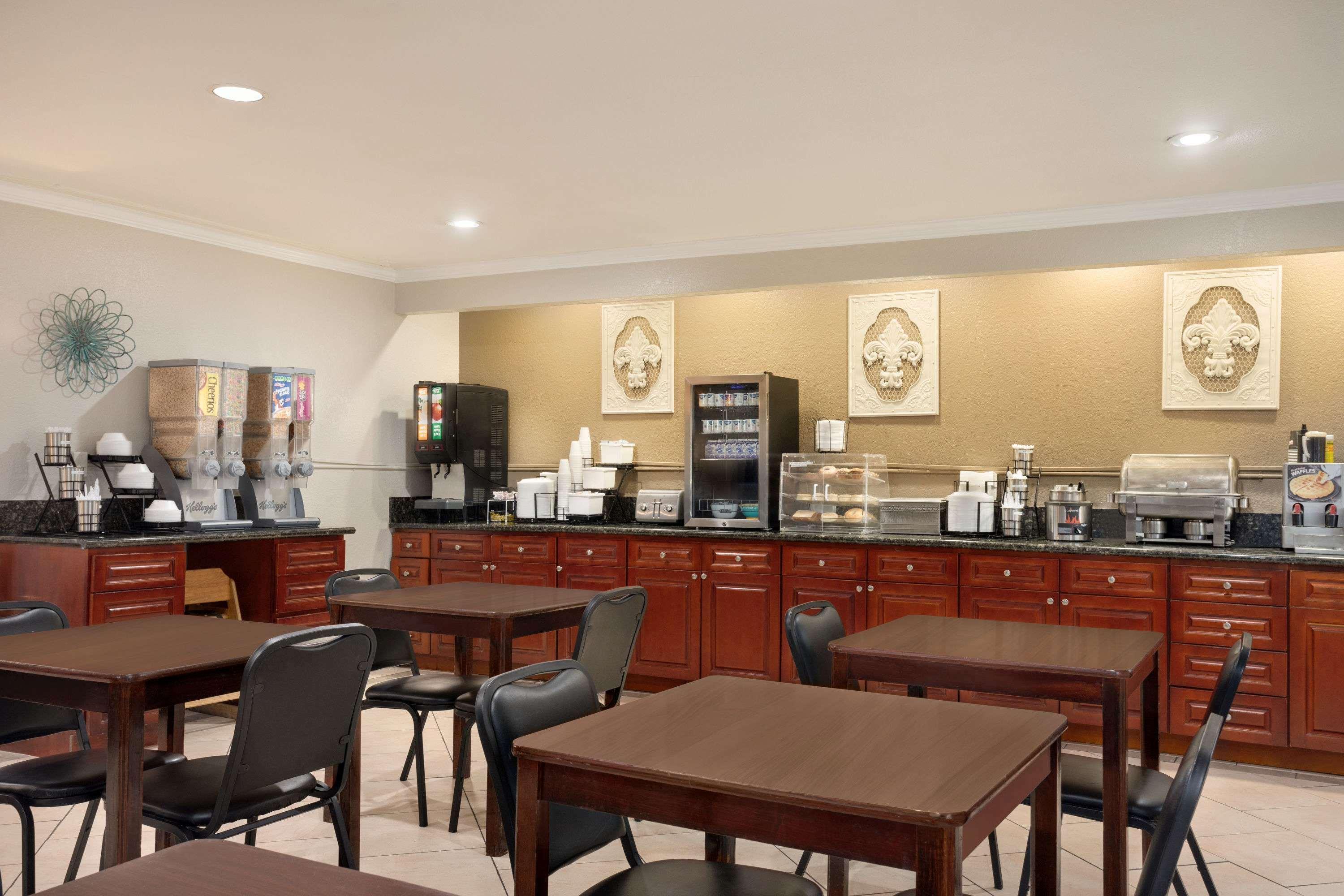 Restaurant Baymont by Wyndham Kansas City KU Medical Center
