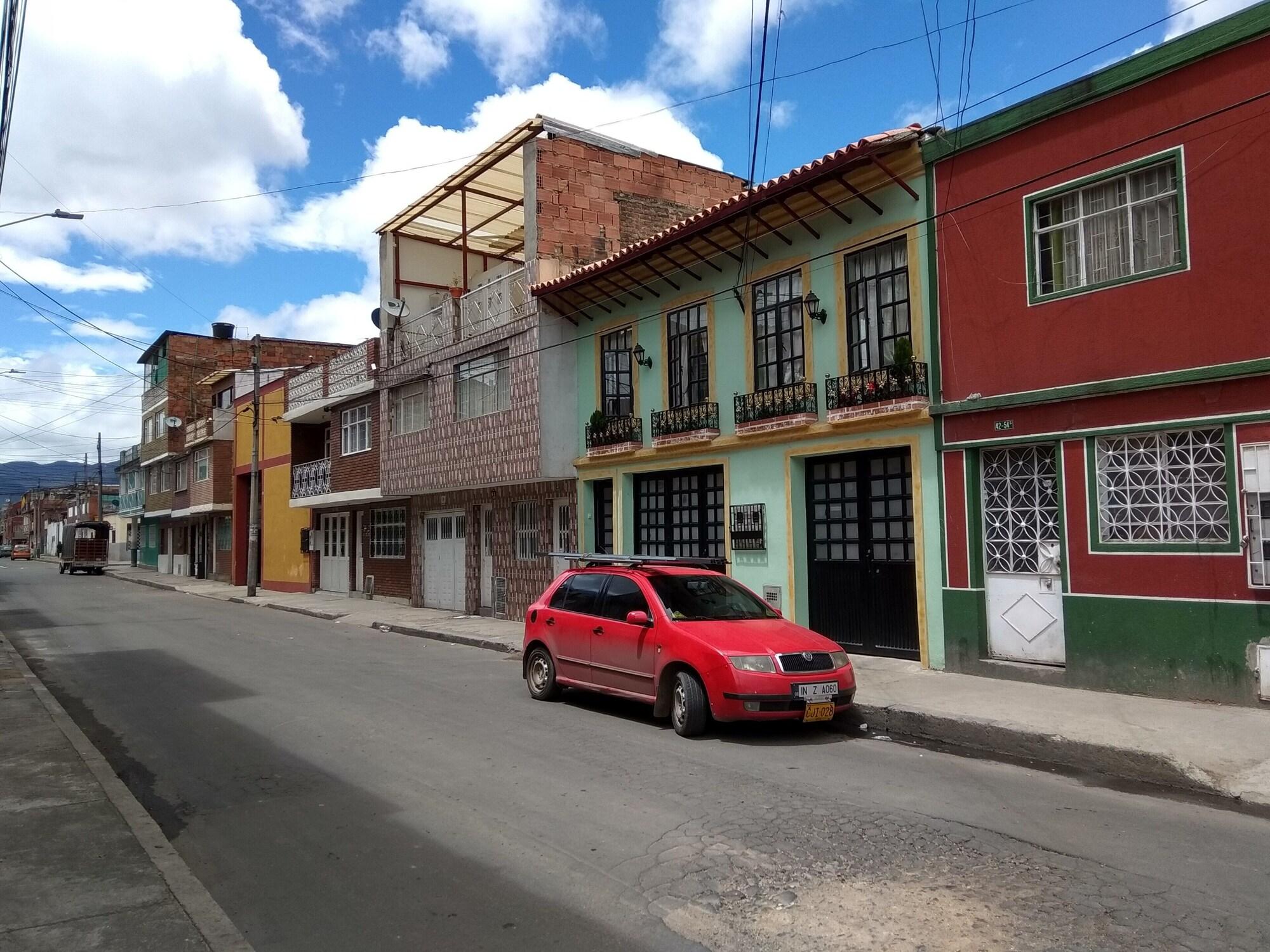 Vista Exterior Hogar Colonial