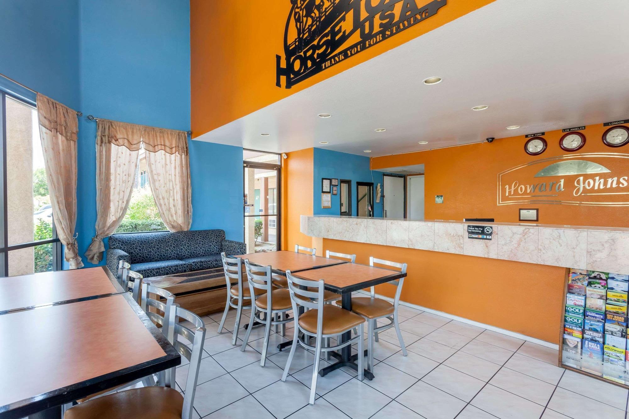 Restaurant Howard Johnson by Wyndham Norco