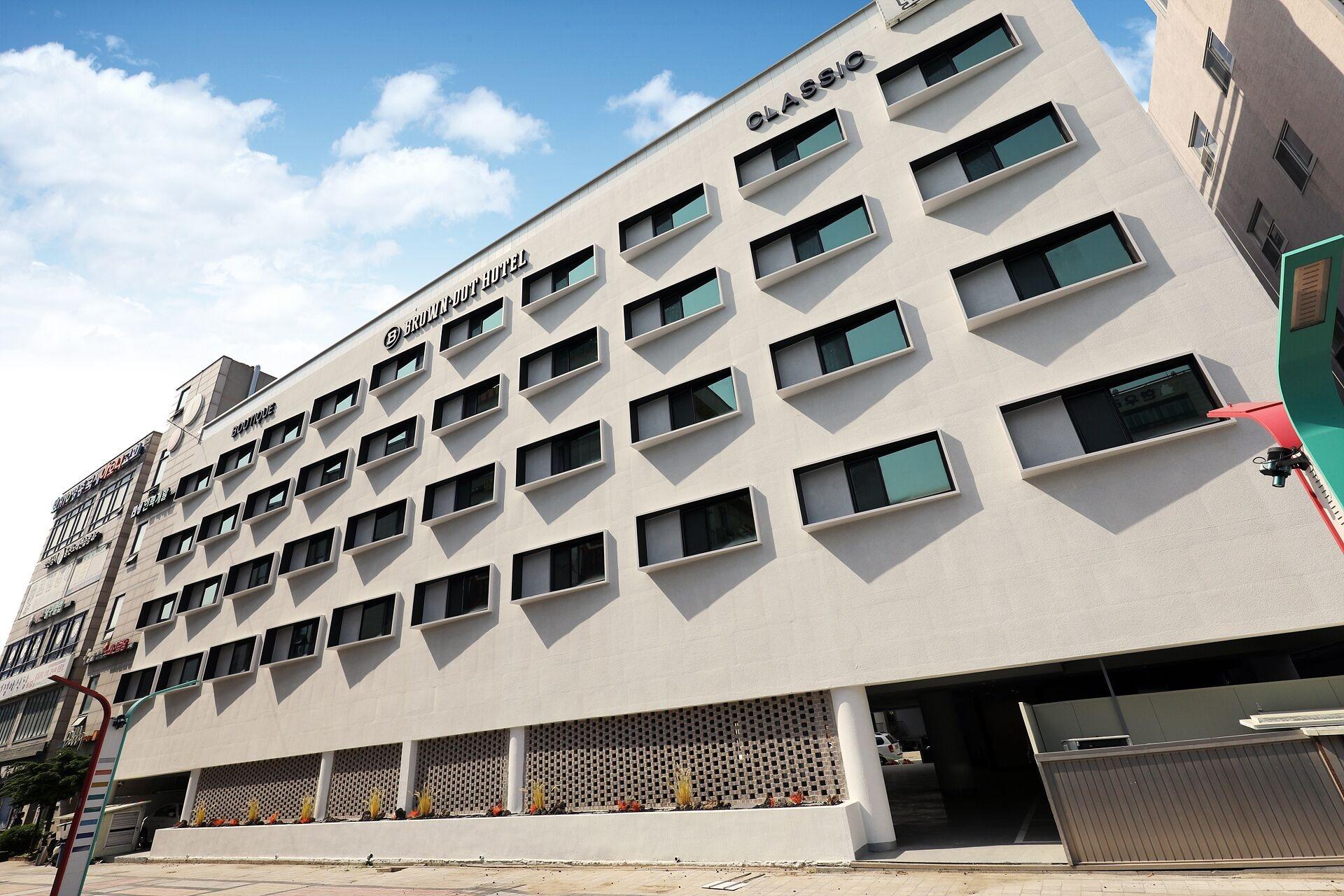 Vista Exterior Browndot Airport New Town