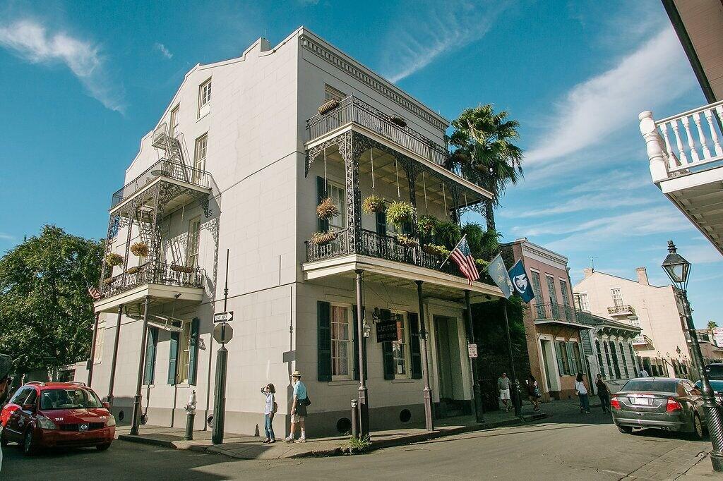 Varios Lafitte Hotel & Bar