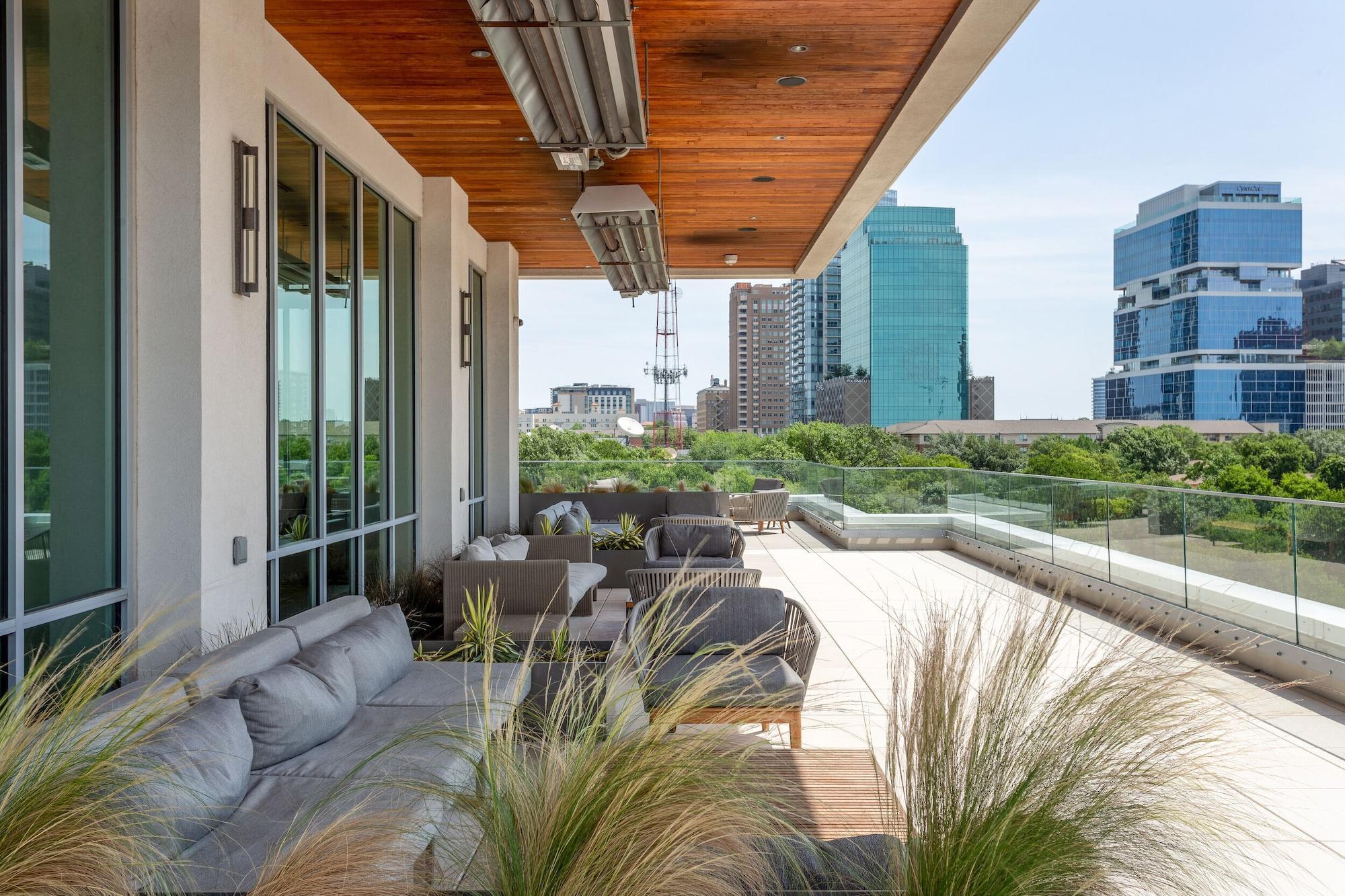 Varios Locale Victory Park Dallas
