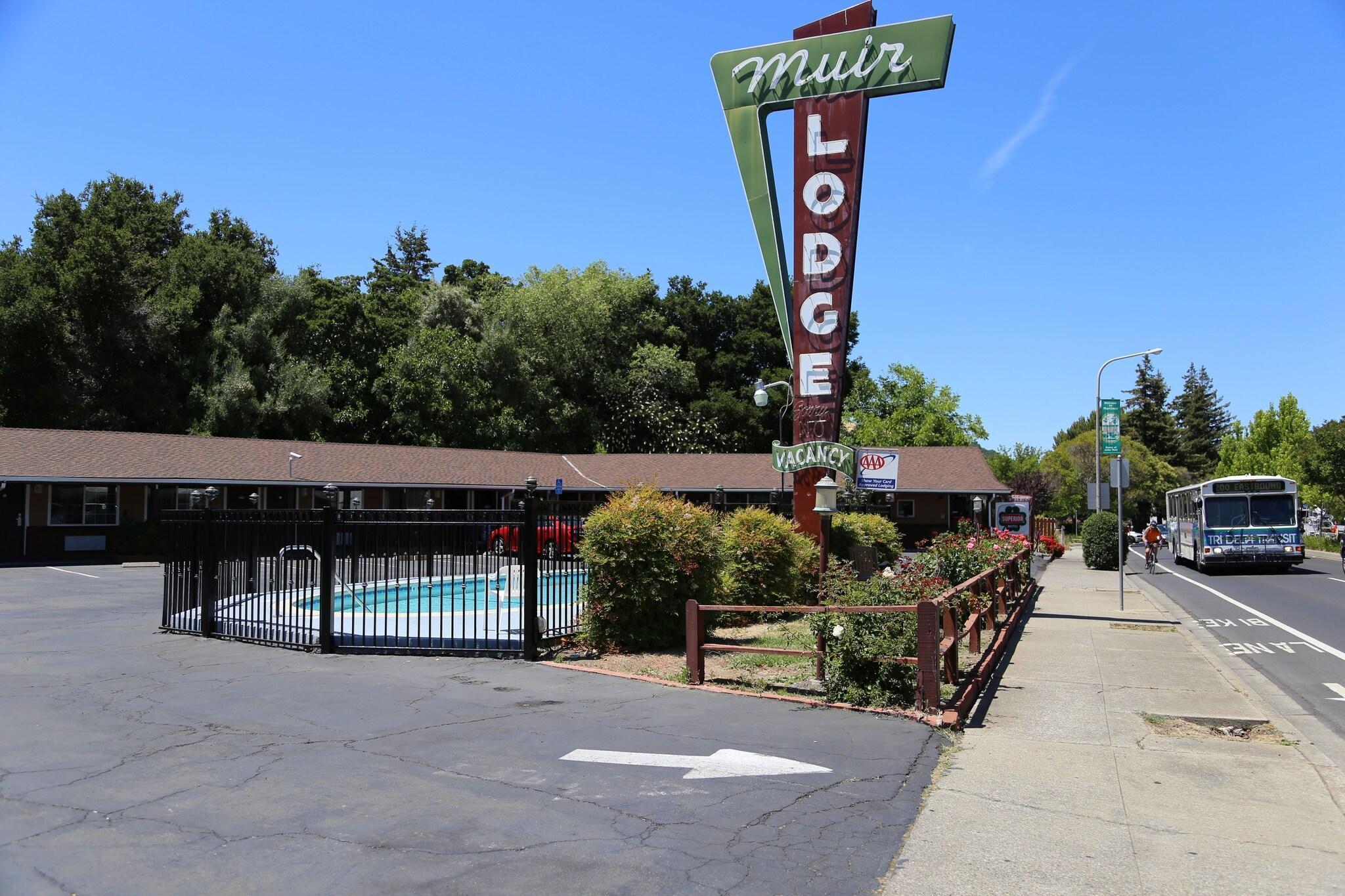 Vista Exterior Muir Lodge Motel