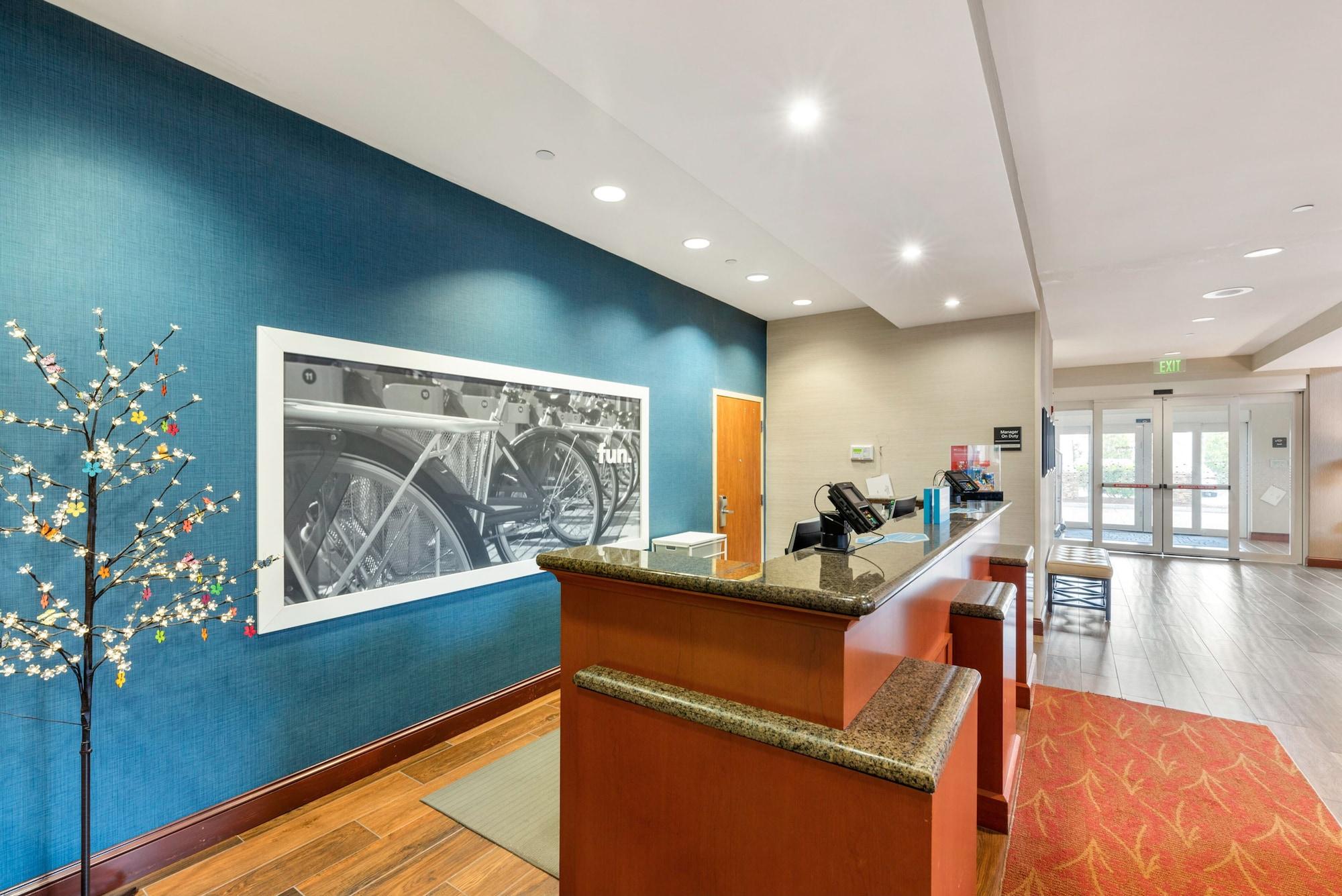 Vista Lobby Hampton Inn & Suites Mystic