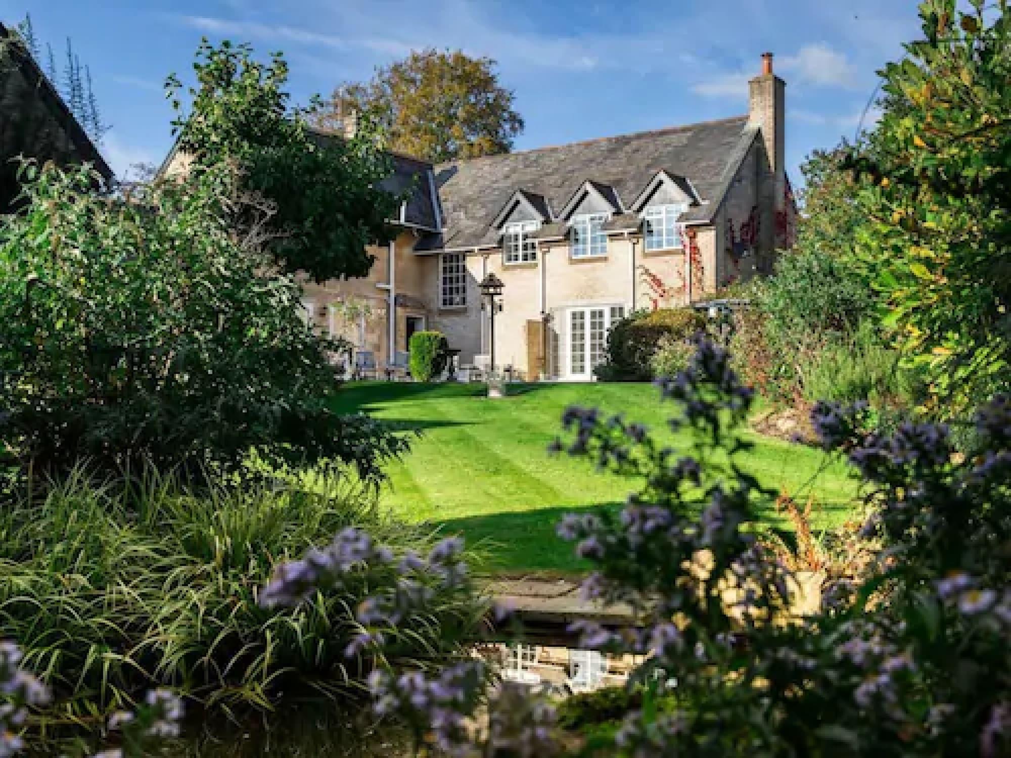 Varios Cricketfield House - Guest House