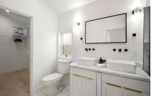 Chic Parkside Escape • 2BR • A/C • Free Parking