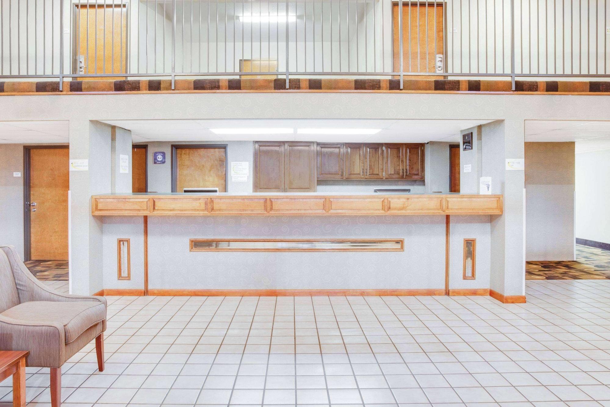 Vista Lobby Super 8 by Wyndham Morrilton