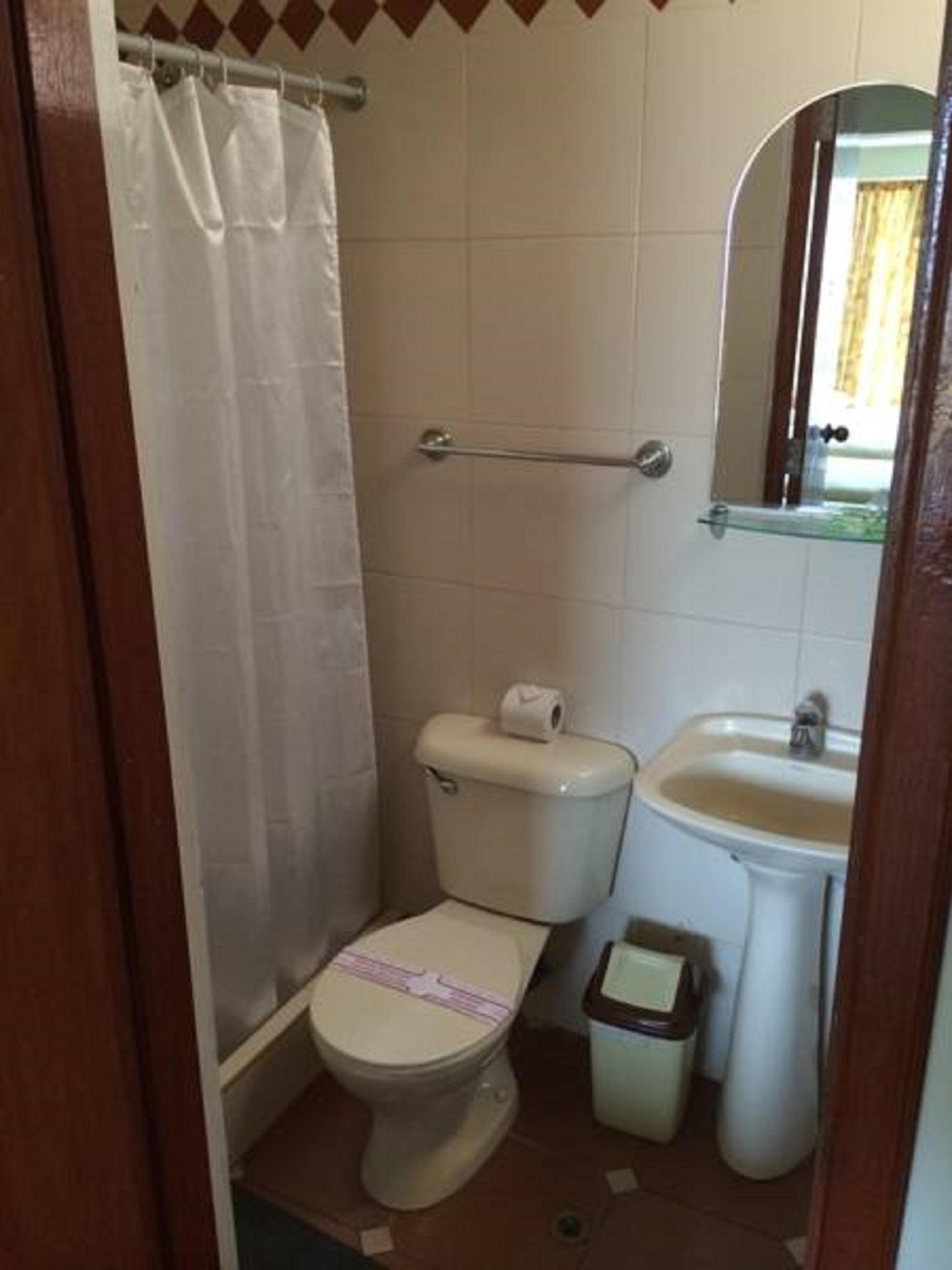 Baño Takana Inn Hotel