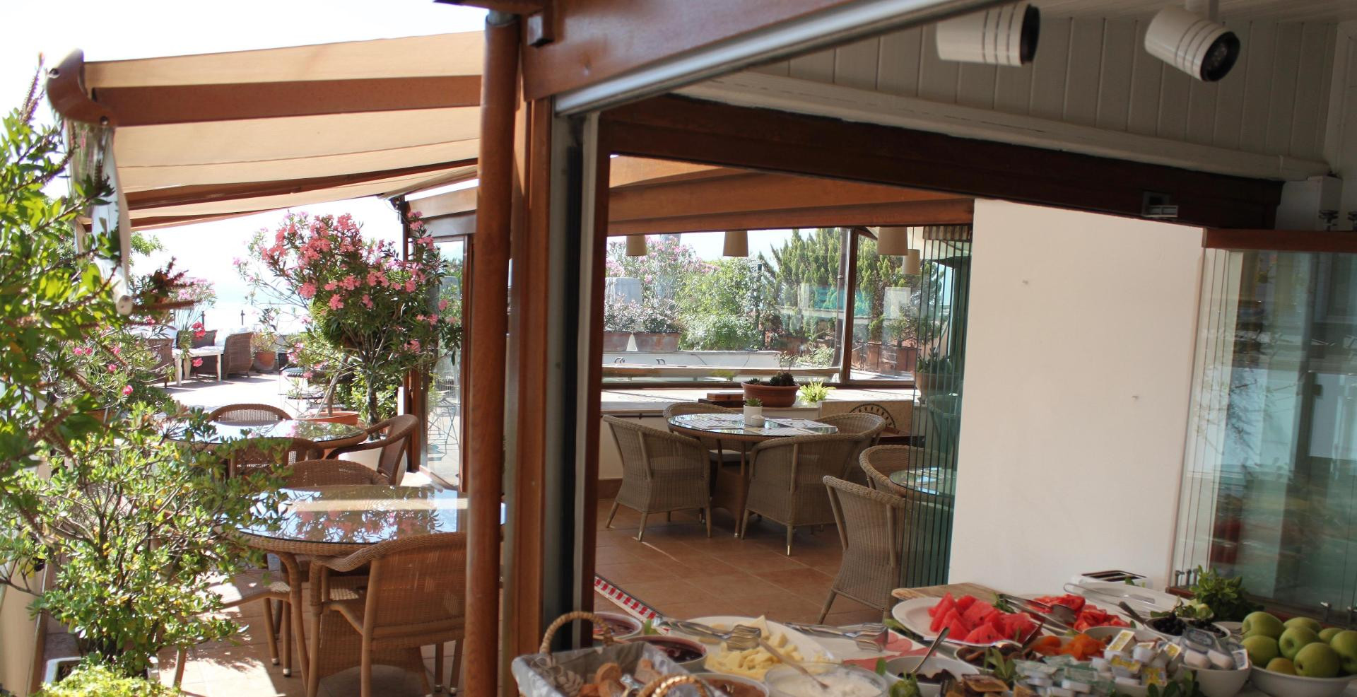 Vista Exterior Hotel Sari Konak