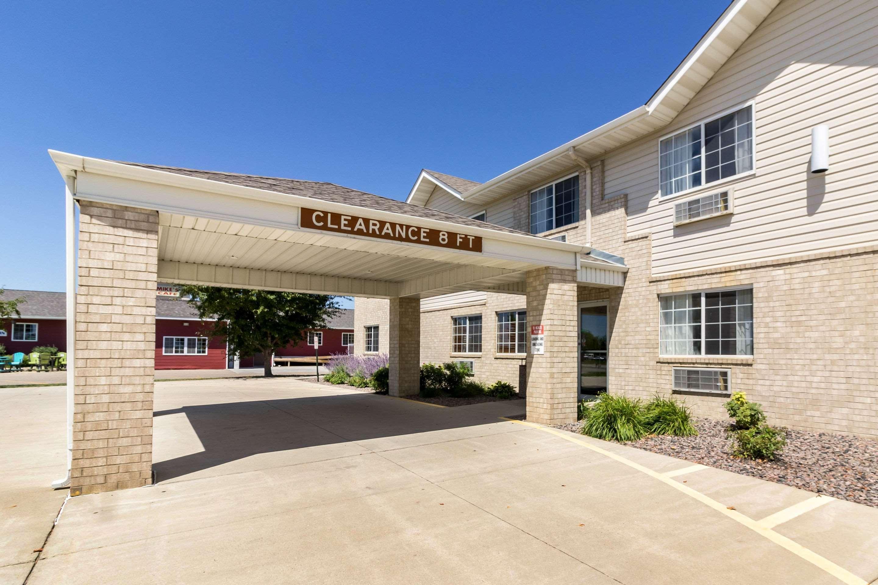 Vista Exterior Quality Inn Marshall MN near University