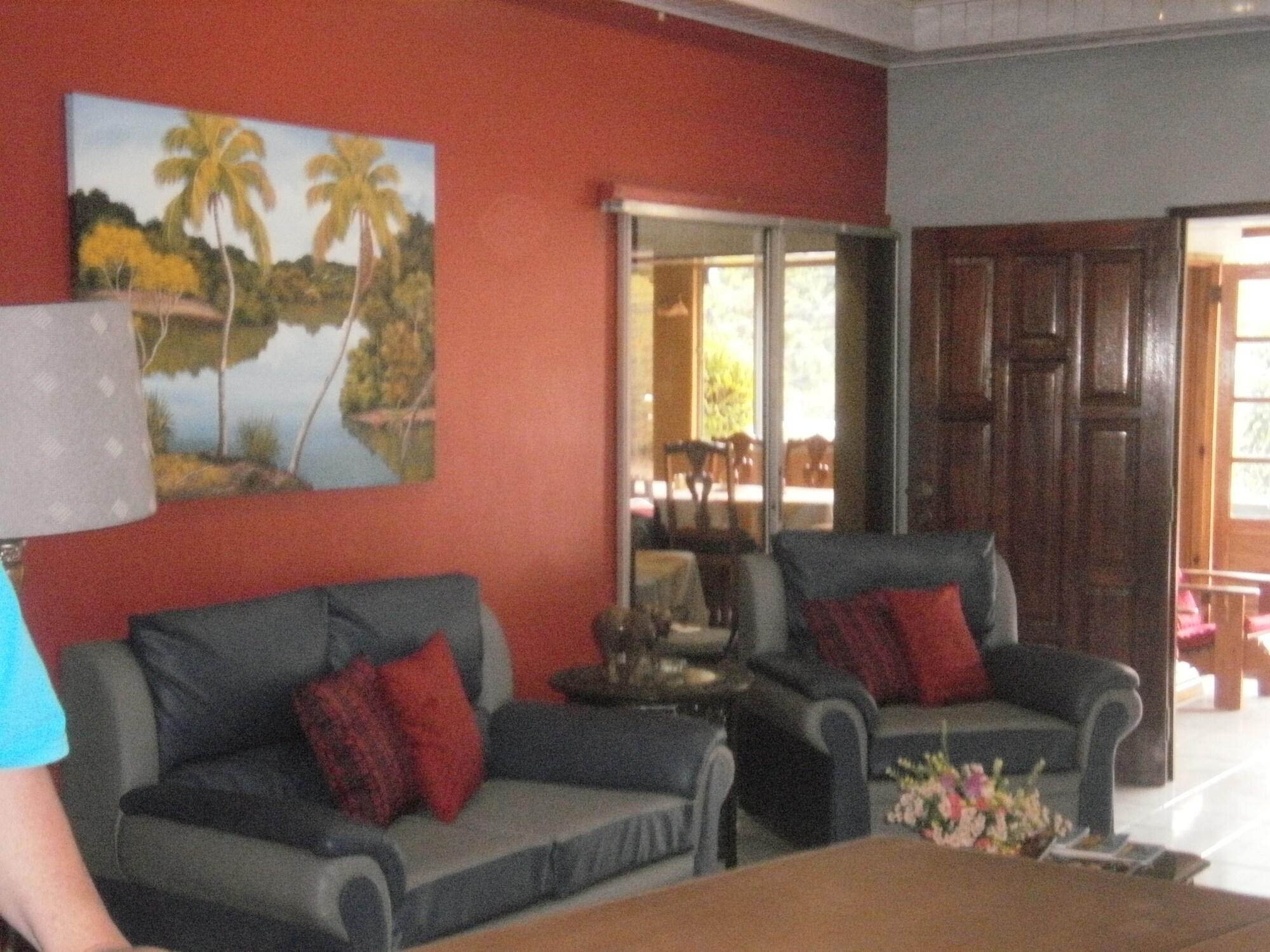 Varios Monique's Guesthouse