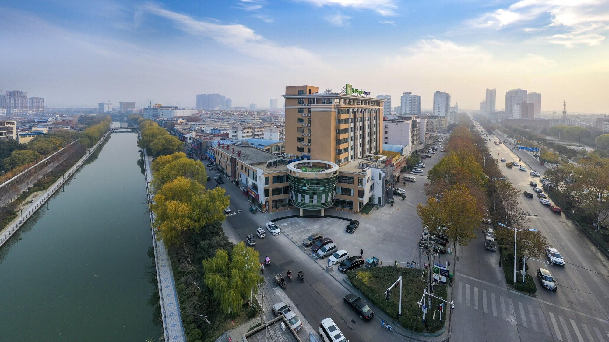 Vista da fachada Holiday Inn Express Bozhou City Center