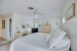 Alquiler Vacacional - Private beach paradise awaits. East of A1A, steps from private beach