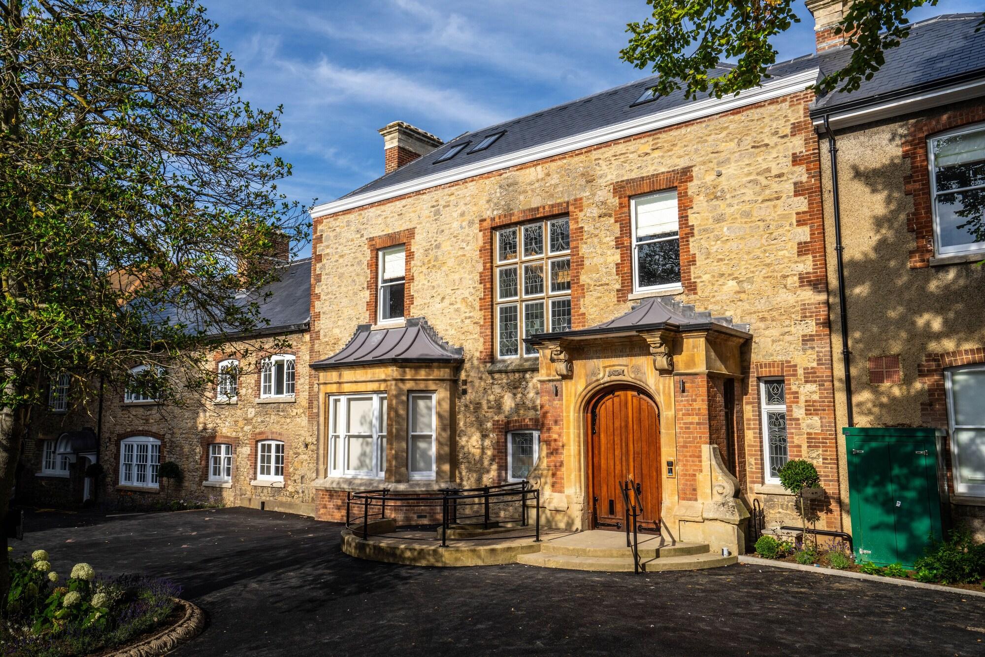 Varios Old Abbey House Hotel