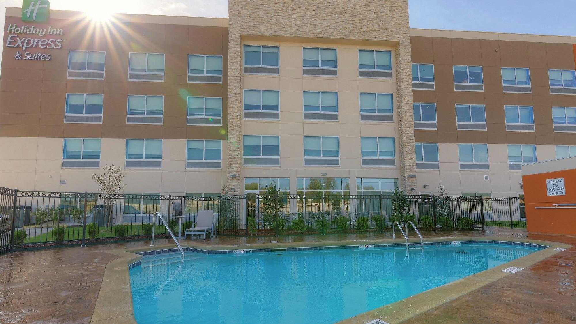 Vista Piscina Holiday Inn Express & Suites Tulsa Midtown by IHG