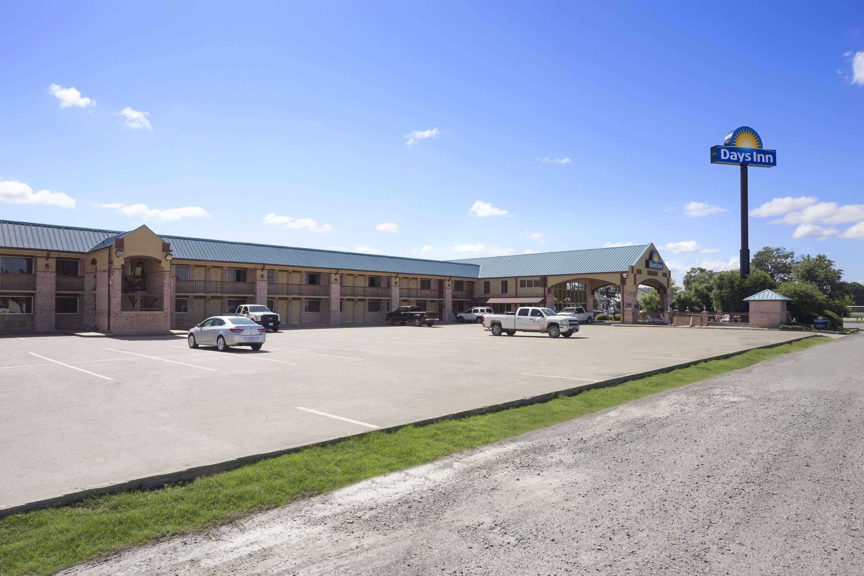 Vista Exterior Days Inn by Wyndham Conway