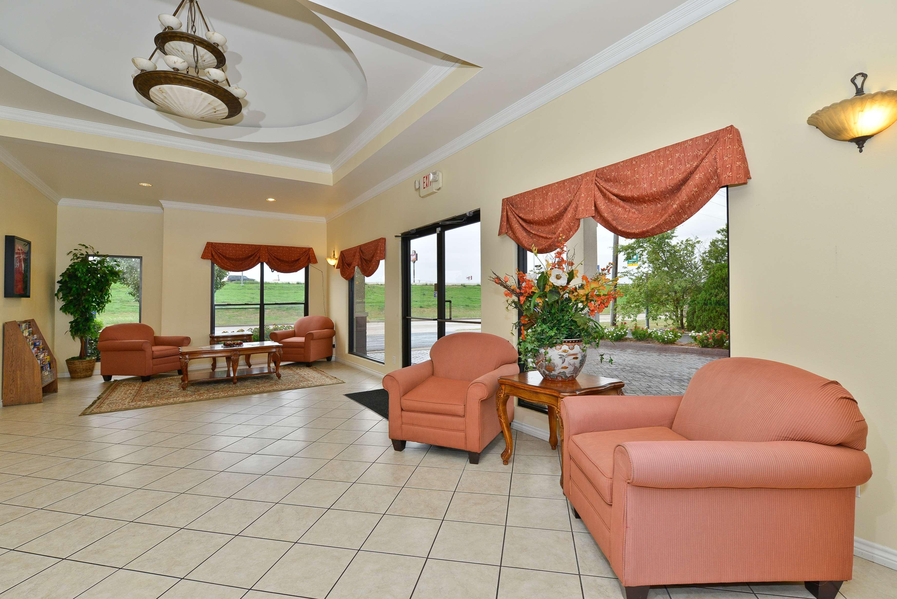 Vista Lobby Americas Best Value Inn Hillsboro