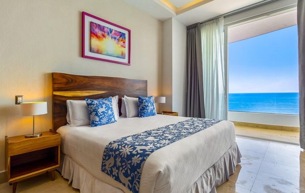 4th-floor Oceanfront Condo With Balcony, Outdoor Pool, Ocean Views & AC - Hoteles de lujo en Puerto Vallarta, México