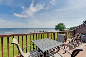 Alquiler Vacacional - Lake Memphremagog Access: Newport Condo w/ Balcony