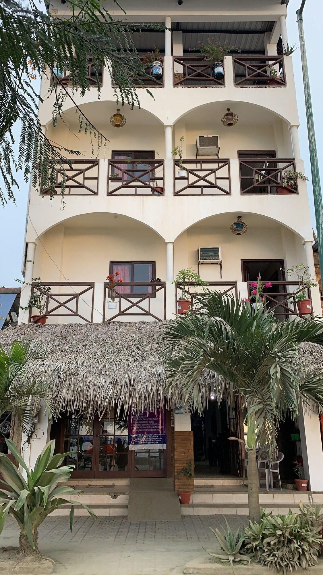 Varios Hostal Humpback Internacional