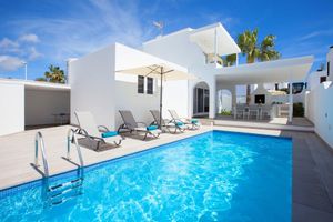 Alquiler Vacacional - Luxury 4 bed, 3 bath villa in central Puerto del Carmen with free WiFi & Air Con