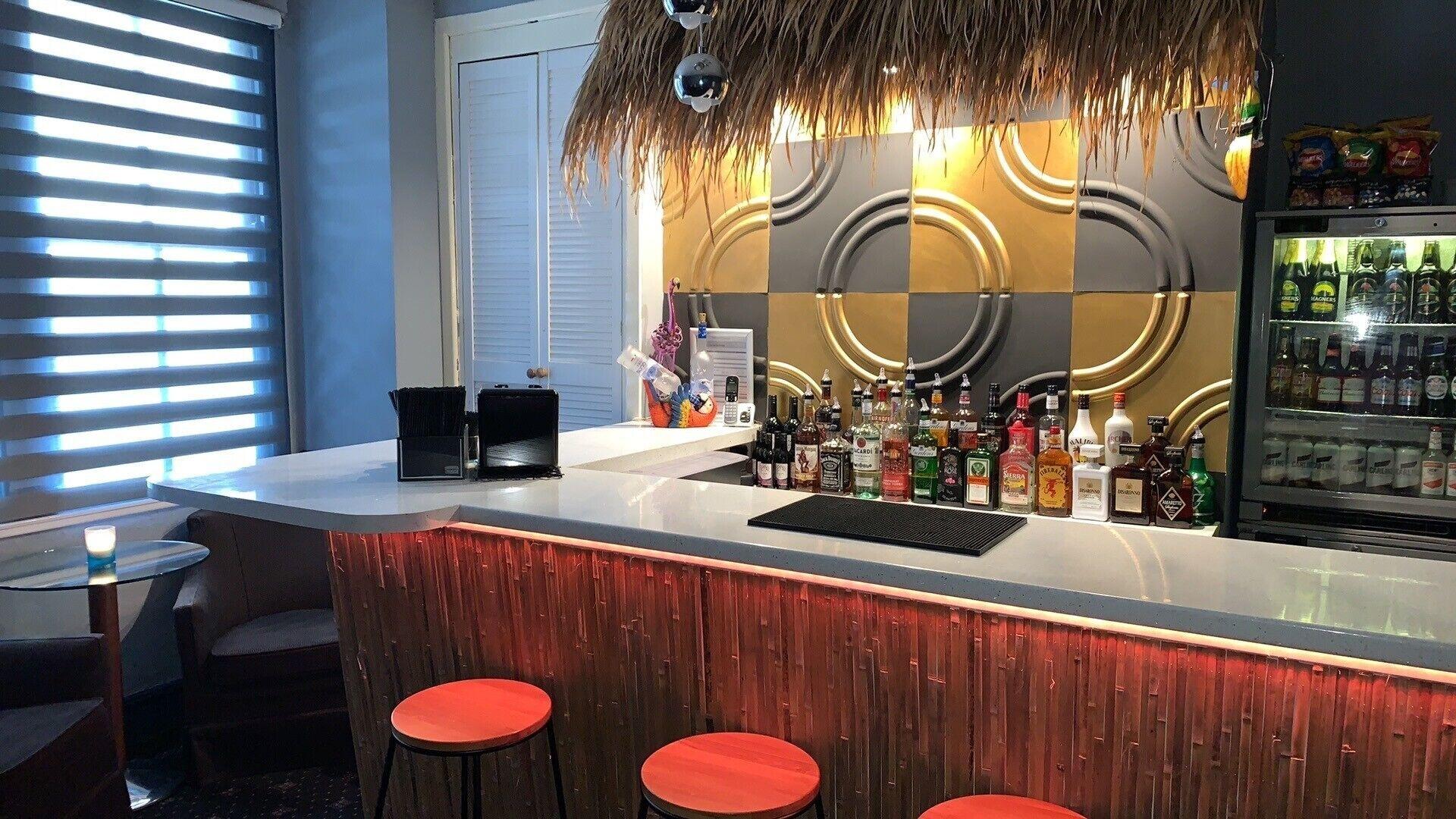 Bar/Salón Tropics Beach Hotel