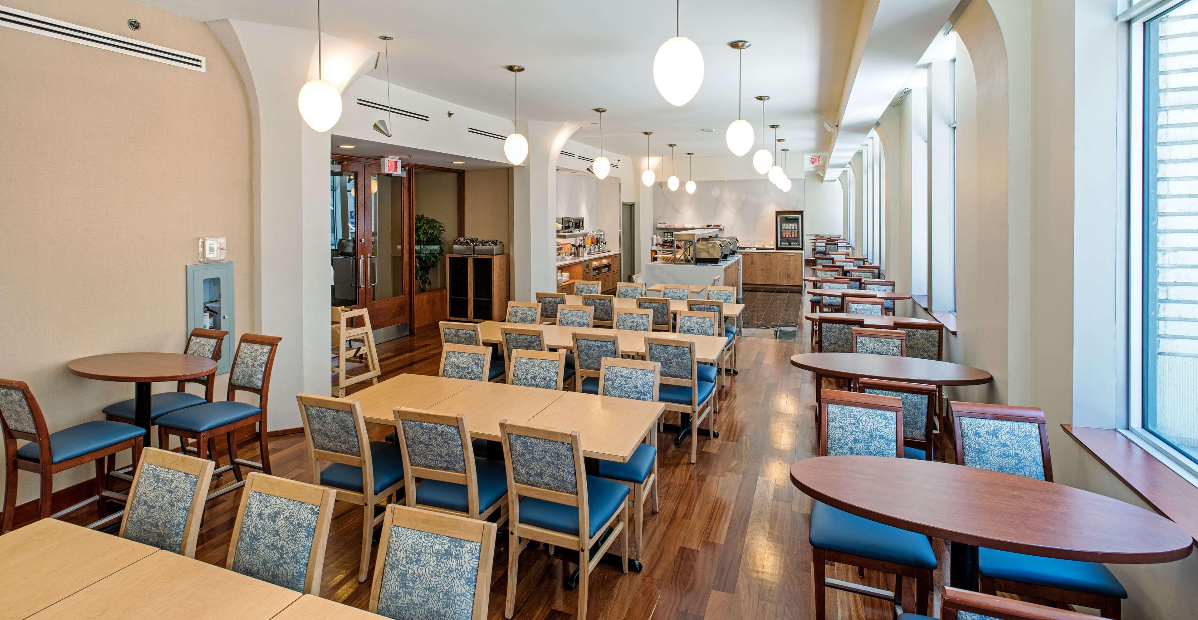 Restaurant Le Square Phillips Hotel And Suites