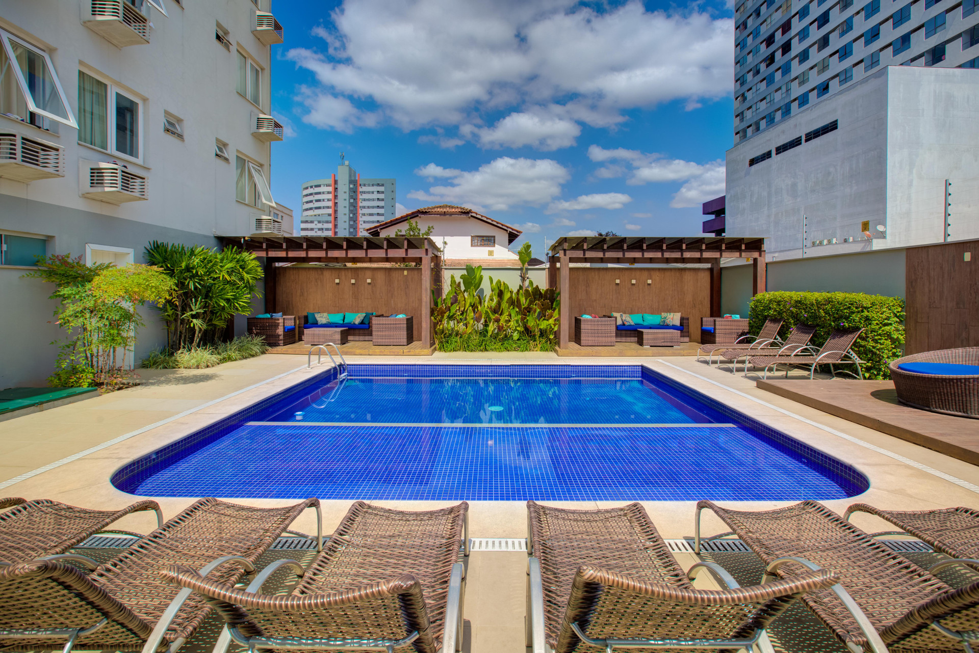 Vista da piscina Slim Joinville by Slaviero Hotéis