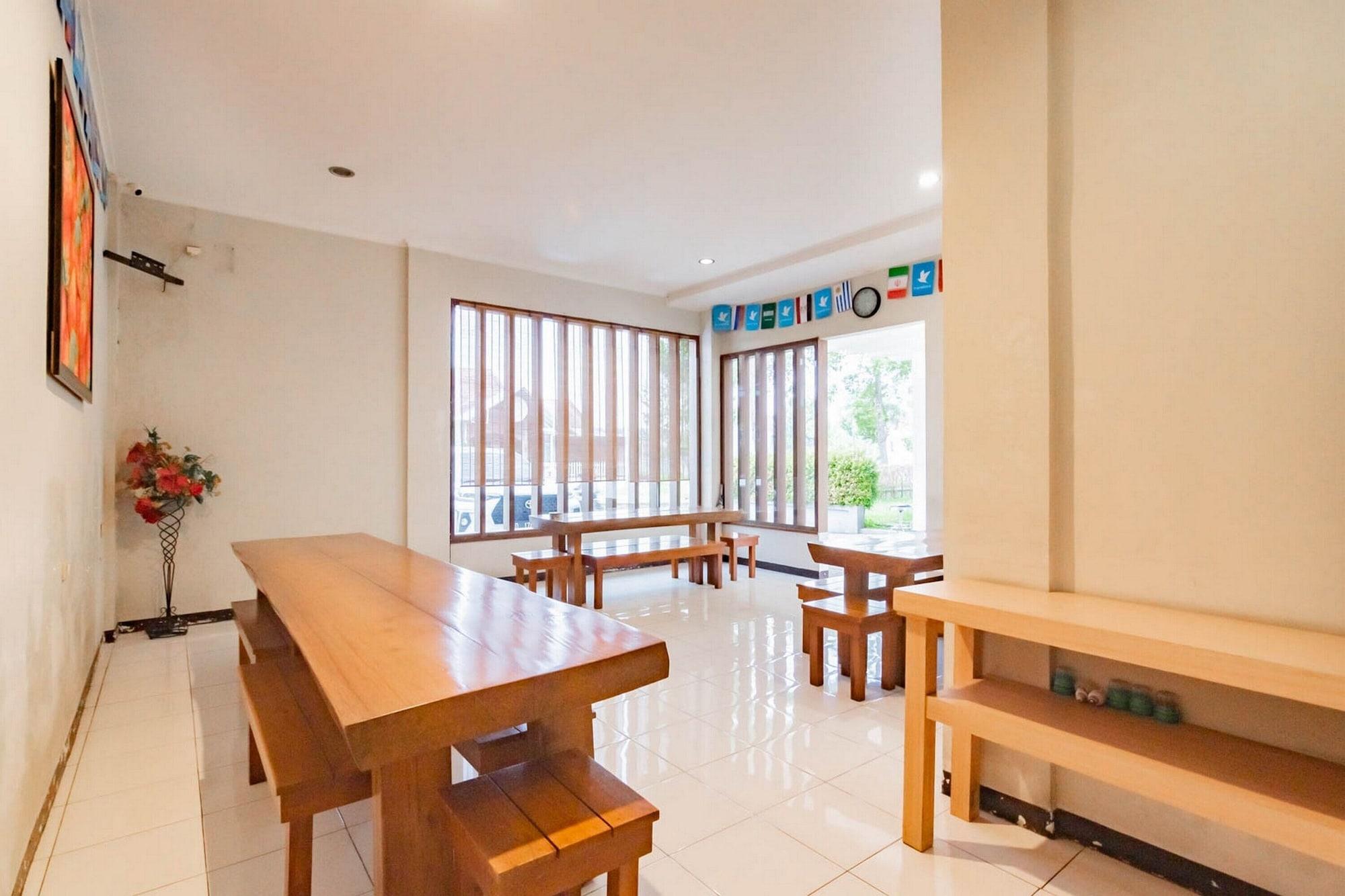 Restaurant RedDoorz @ Sersan Bajuri Atas