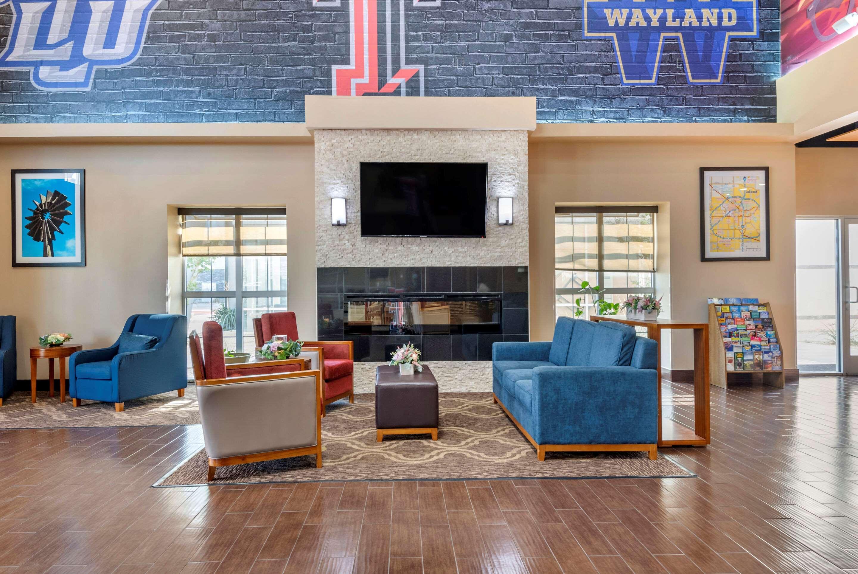 Vista Lobby Comfort Suites University
