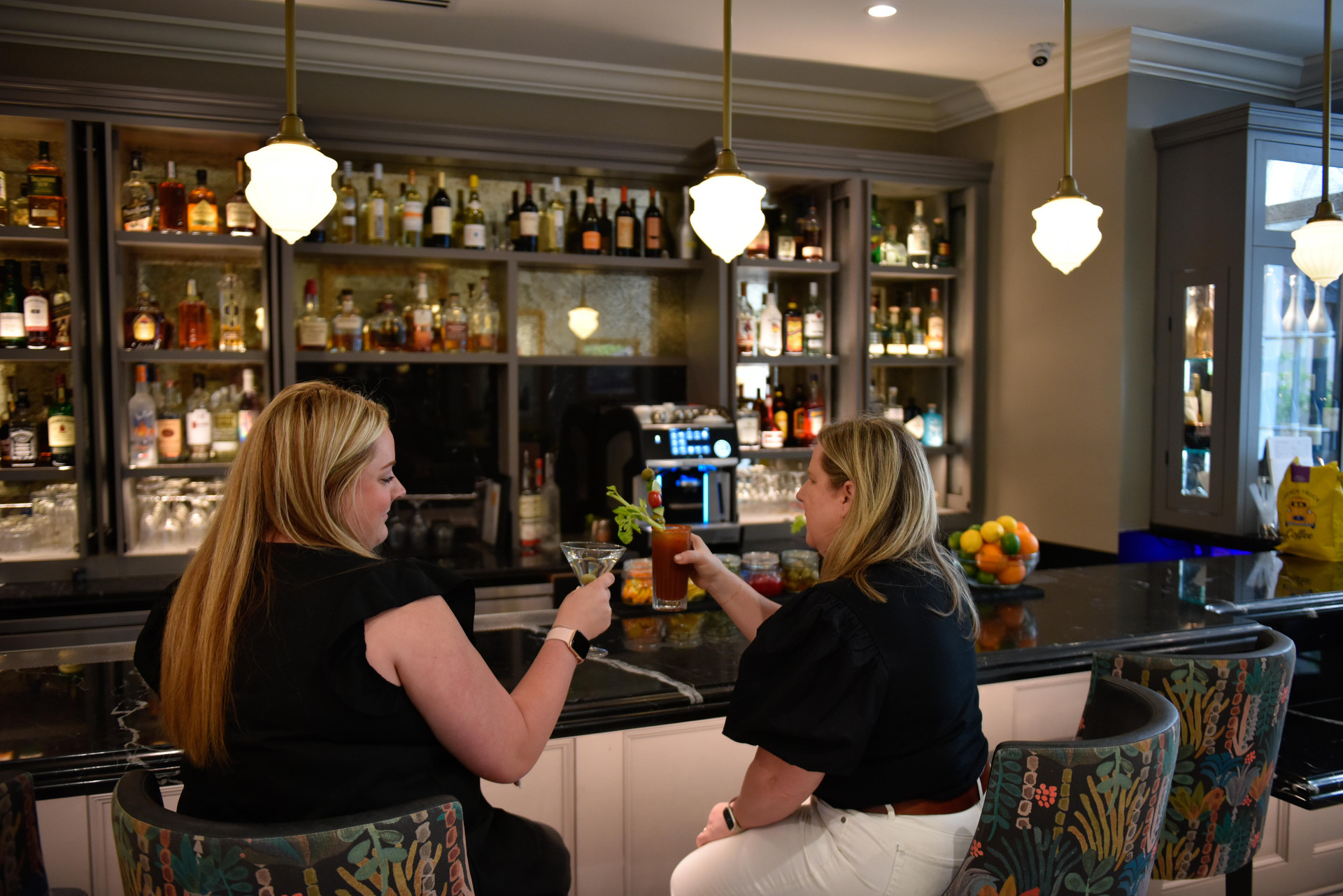 Bar/Salón voco St. James Hotel by IHG