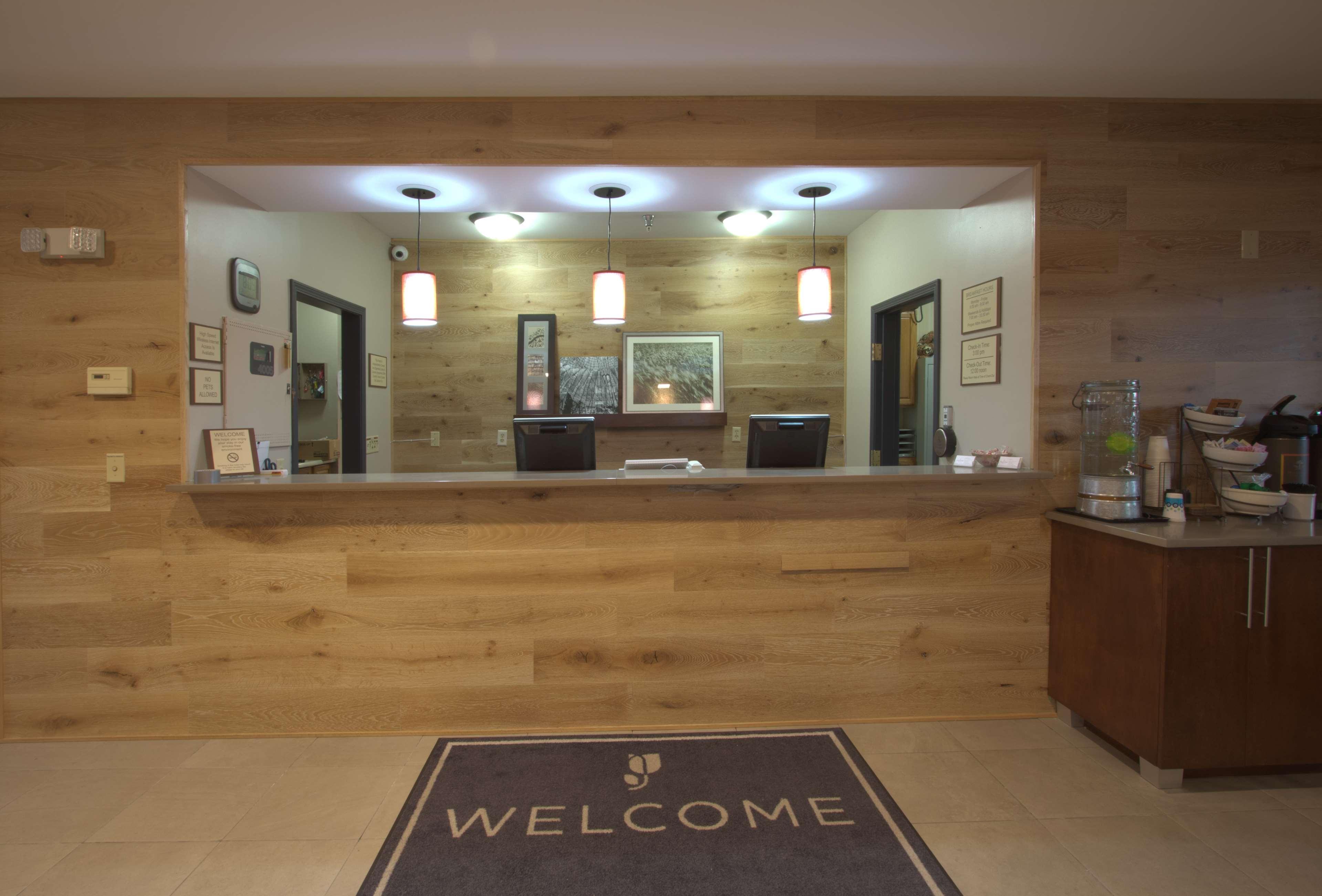 Vista Lobby Country Inn & Suites by Radisson, Moline Airport, IL