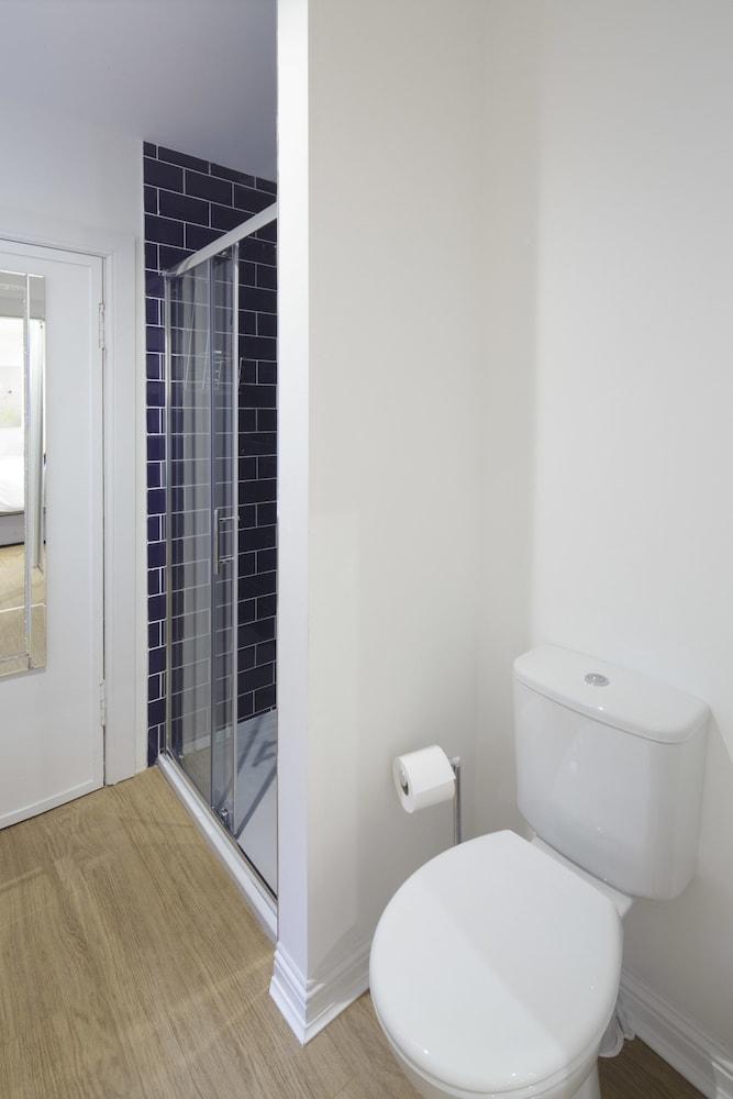 Baño Hanover 71 Suites